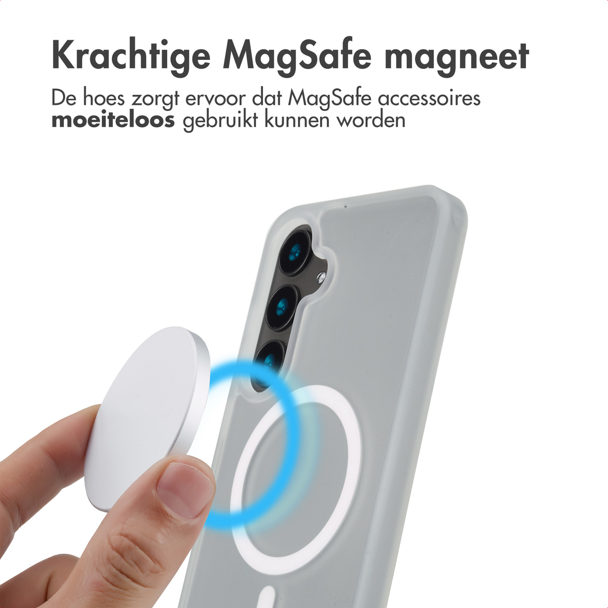 Hand houdt witte MagSafe accessoire bij een telefoonhoes, met blauw licht rond de cirkel.