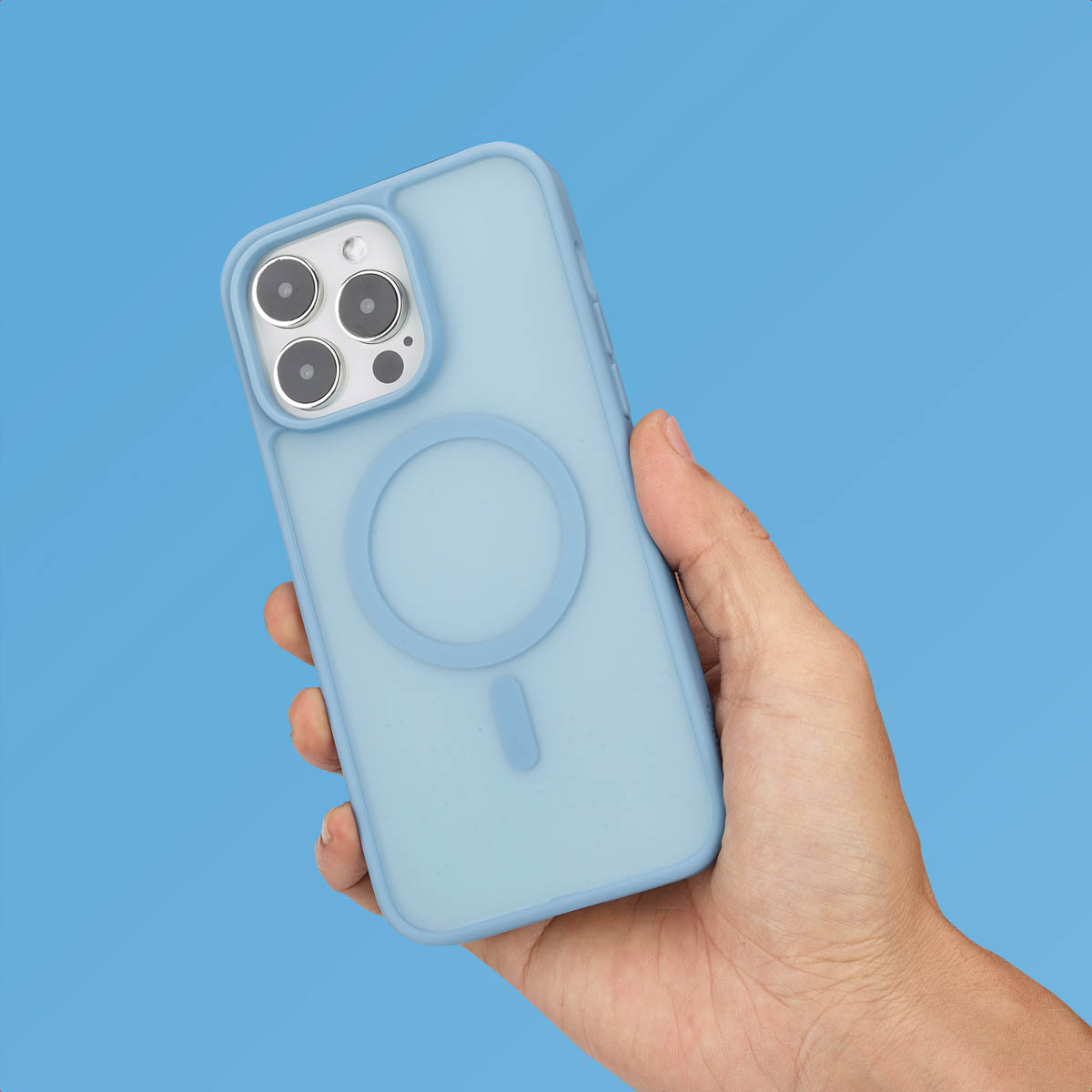 Une main tenant un étui de téléphone bleu clair avec un cadre bleu et magsafe.