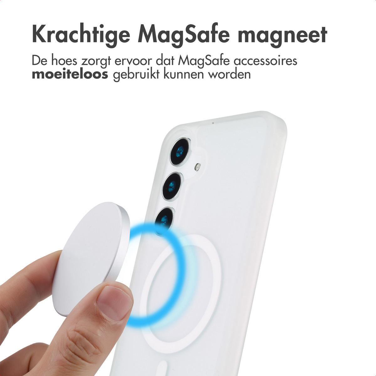 Hand die een wit magnetisch accessoire vasthoudt in de buurt van een witte telefoonhoes. Blauwe magnetische ring zichtbaar.