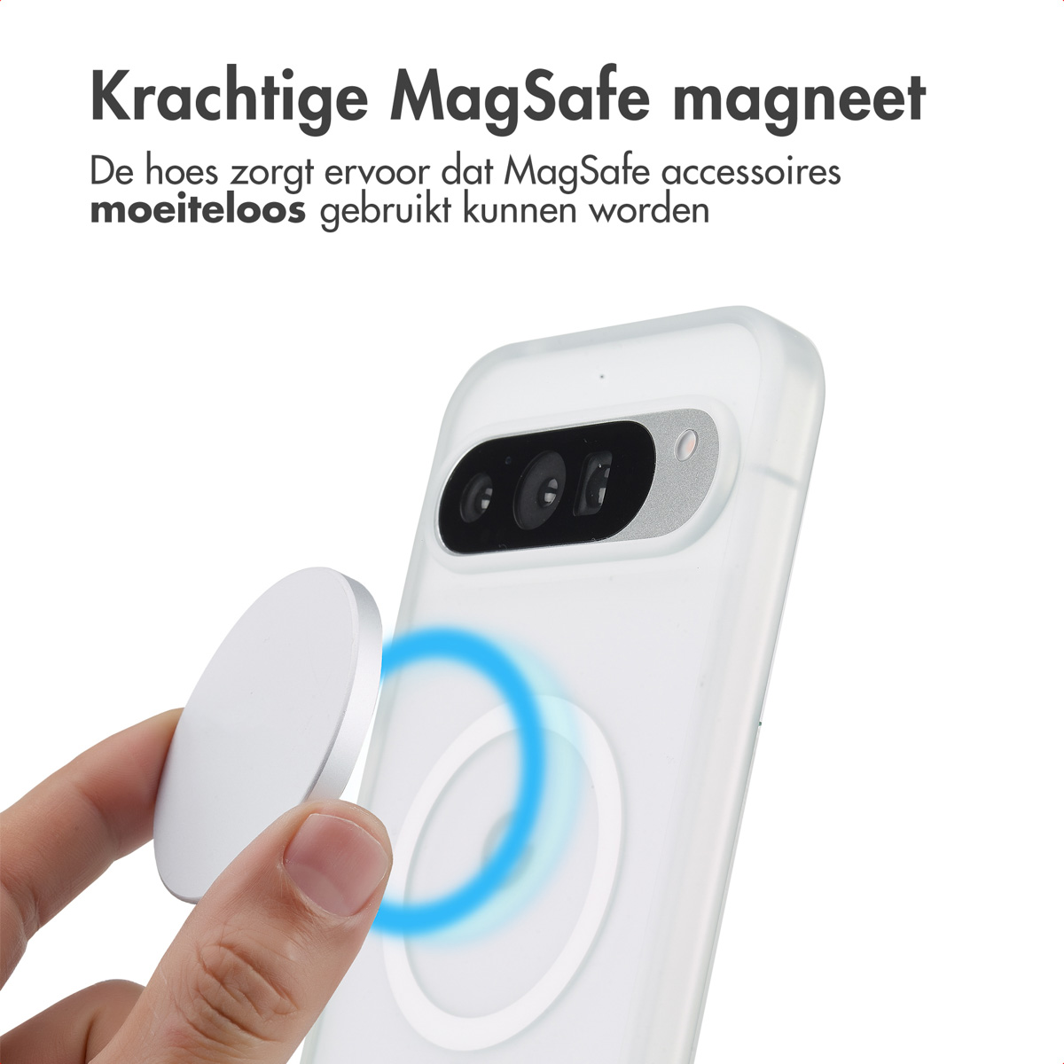 Een hand houdt een witte schijf vast bij een witte telefoonhoes. Een blauwe cirkel omringt.