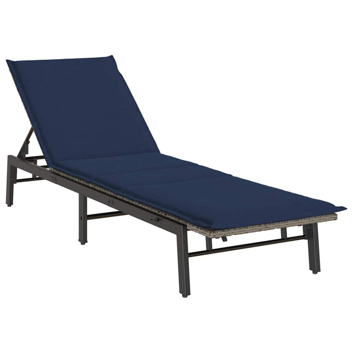 Lettino prendisole con cuscino blu e struttura in metallo grigio. Su sfondo bianco.
