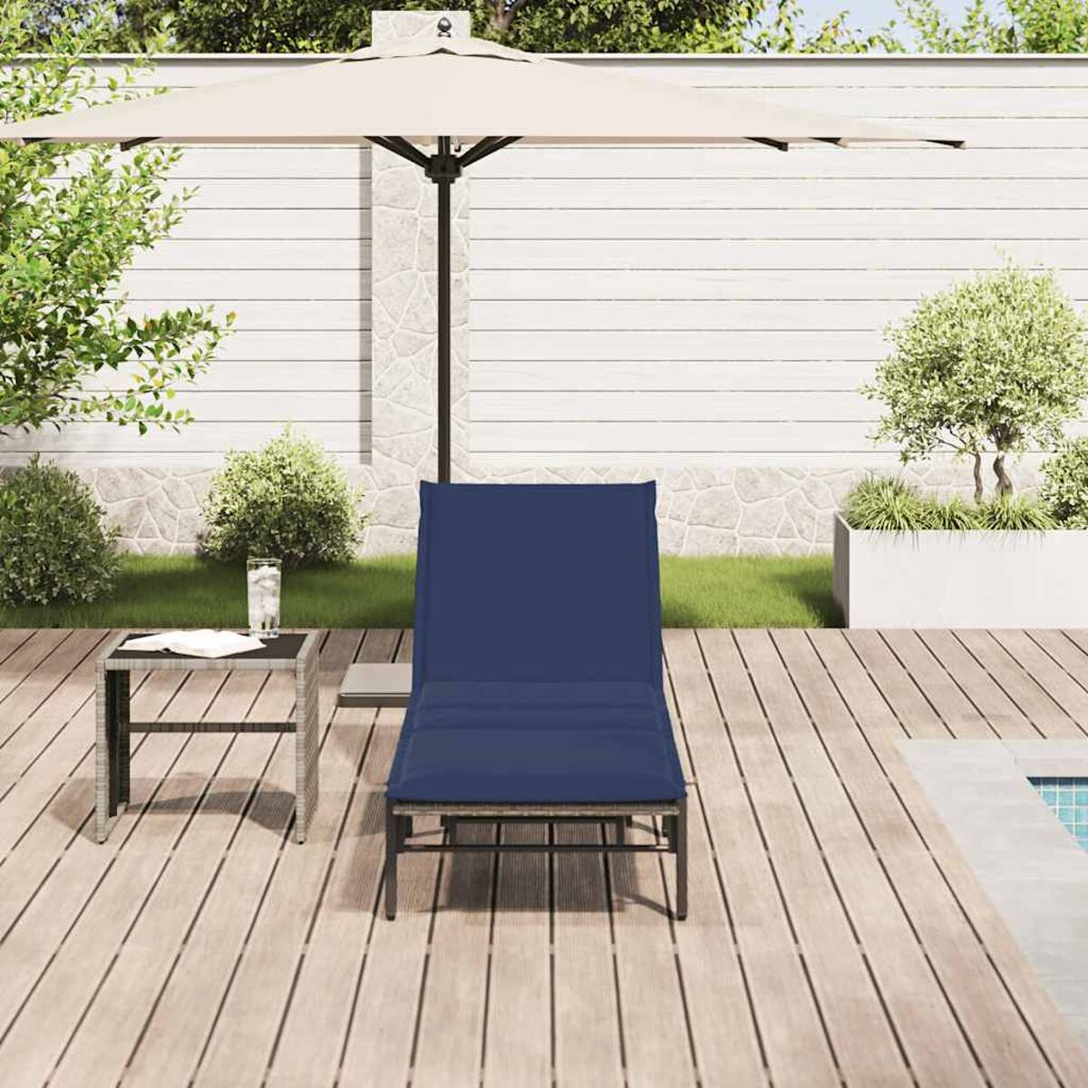 Scena del patio con chaise longue blu, tavolino, ombrellone e pavimento in legno.