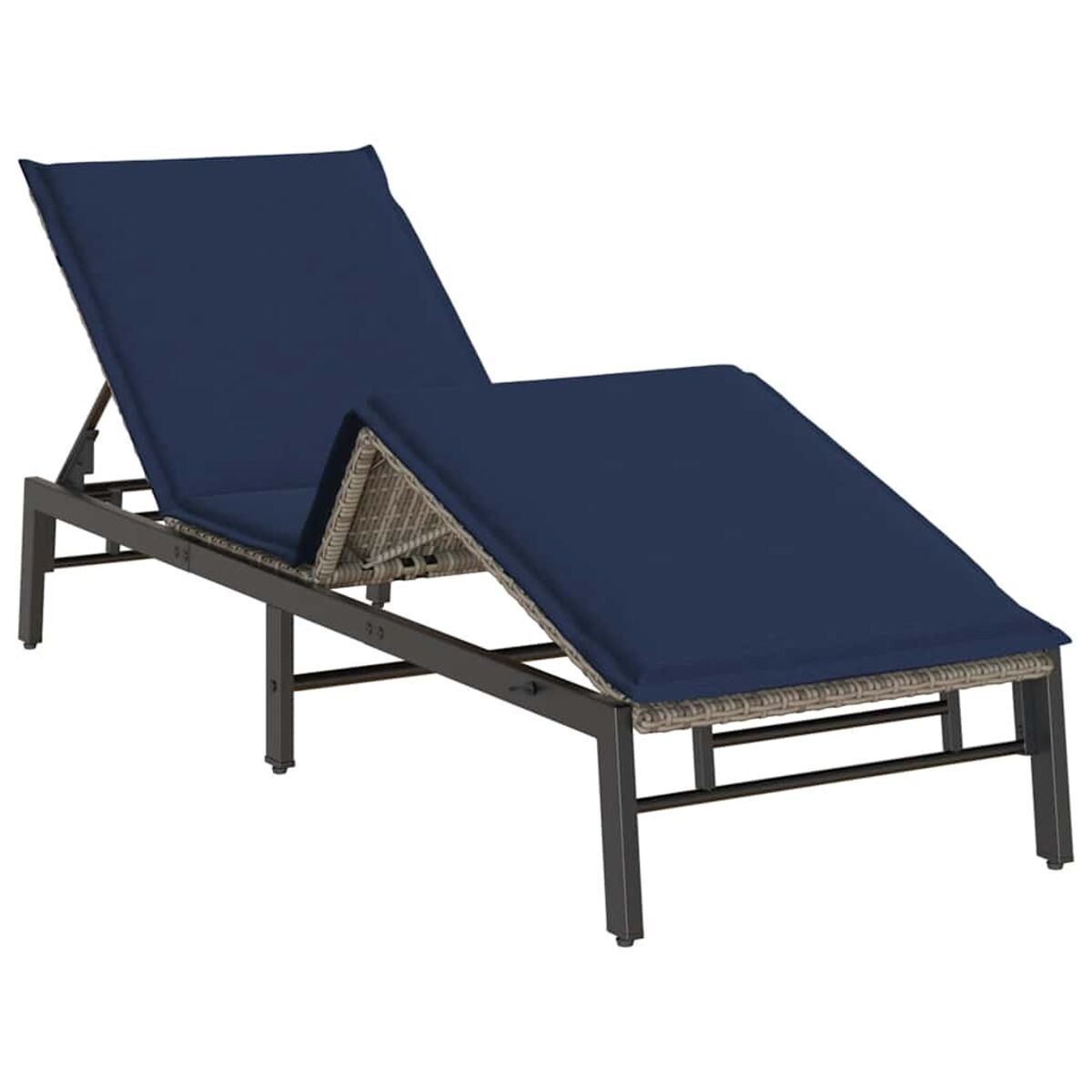 Una chaise longue da esterno con cuscino blu. Il telaio è scuro, il cuscino blu ed è rialzato.