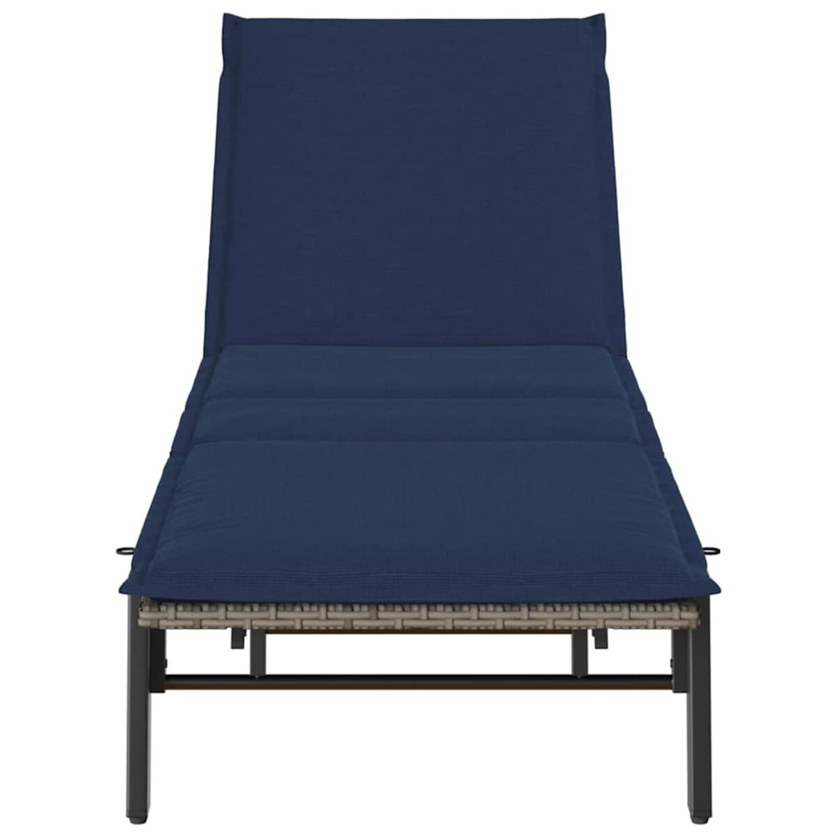 Cuscino blu su una chaise longue in vimini. La chaise longue è all'aperto.