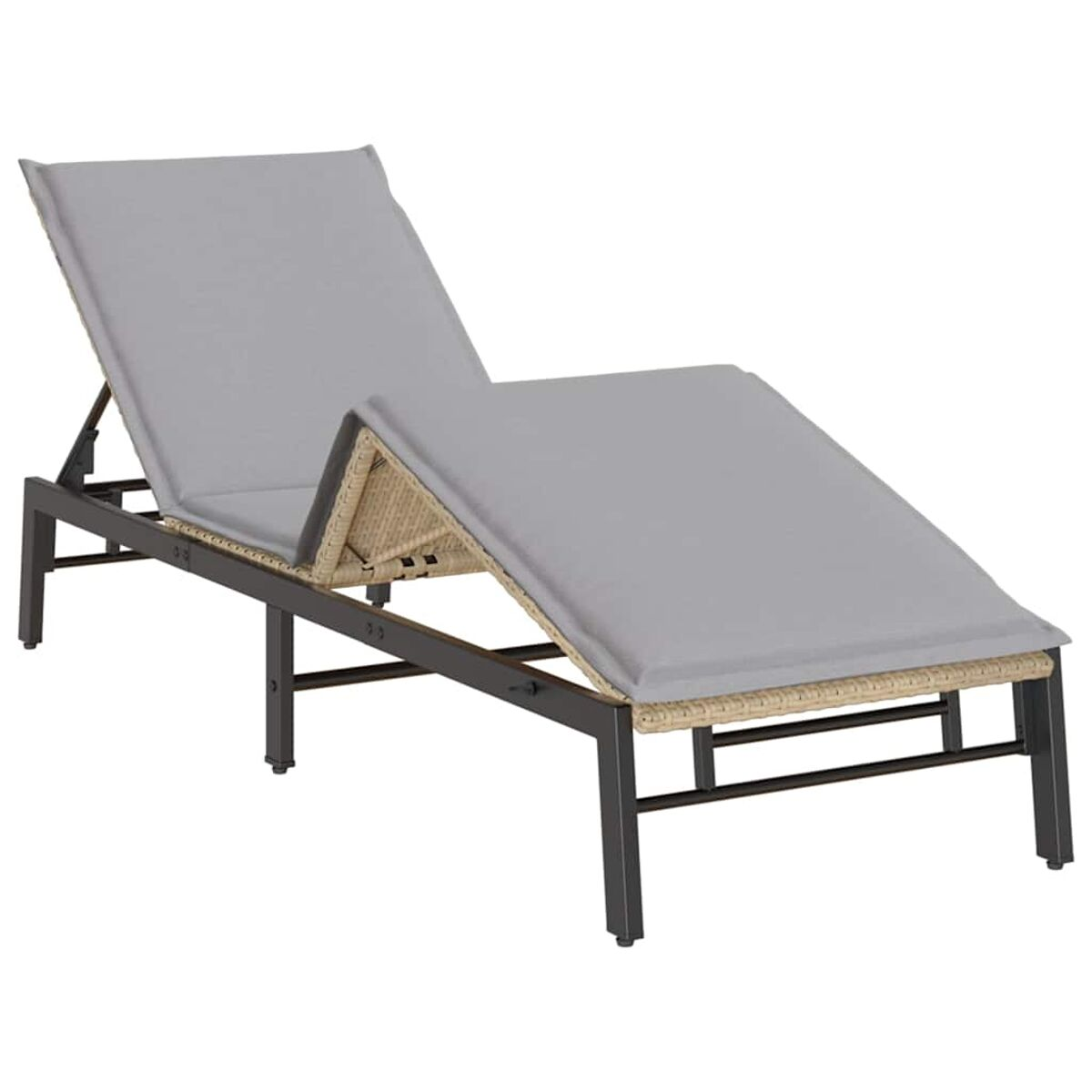Una chaise longue grigia con struttura intrecciata marrone chiaro e struttura in metallo scuro.