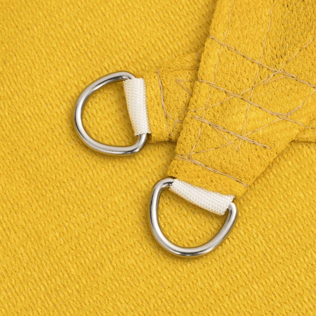 Due anelli a D in metallo con una striscia di tessuto bianco attaccata a un materiale a rete giallo.
