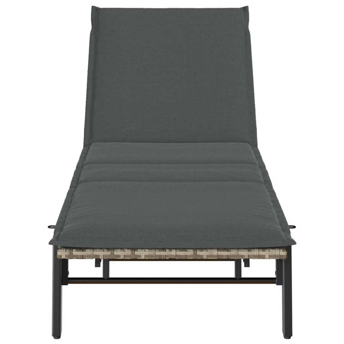 Una chaise longue grigia da esterno. Ha un cuscino imbottito grigio su una struttura intrecciata marrone e beige.