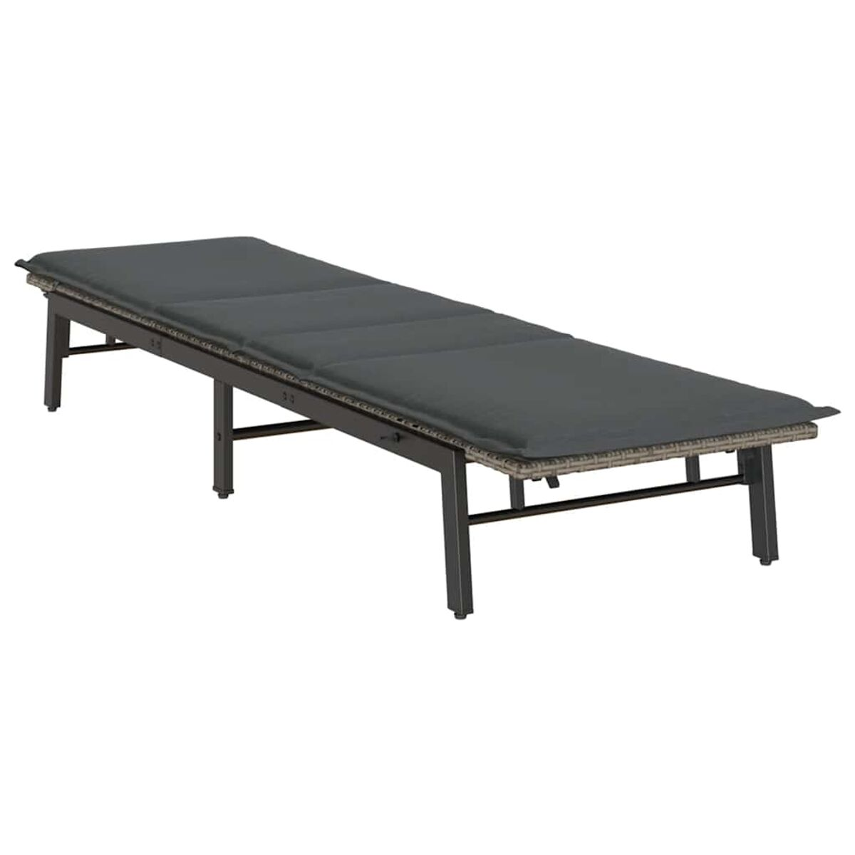 Lange graue Chaiselongue. Metallrahmen und dunkelgraues Kissen auf Holzdeck.