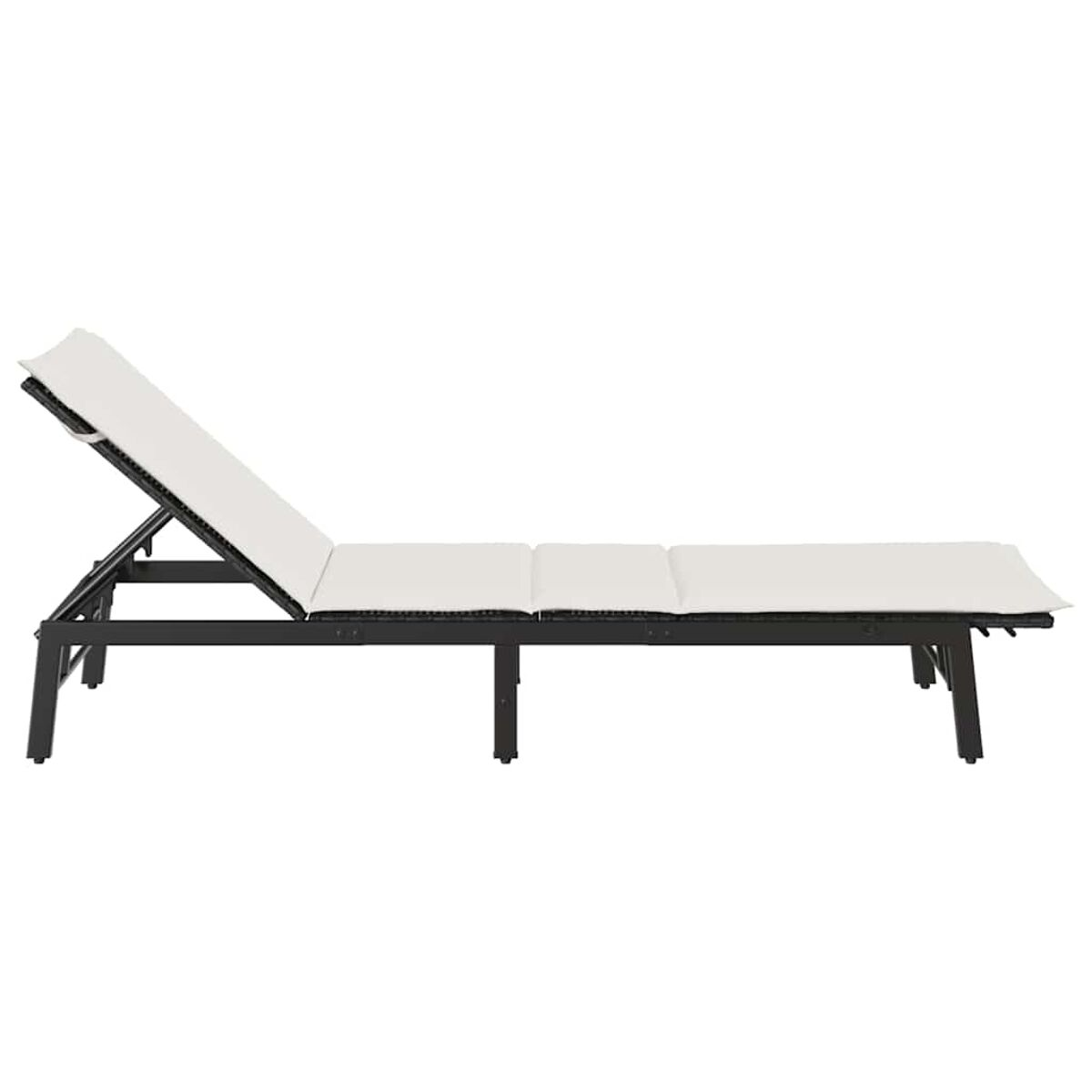 Una chaise longue bianca con struttura nera. È su sfondo bianco.