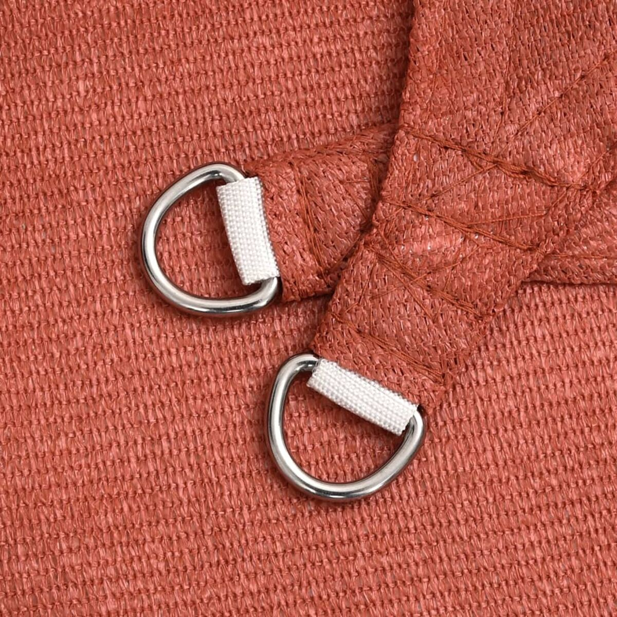 Nahaufnahme von zwei Metall-D-Ringen, die an einem rotbraunen Sonnensegeltuch befestigt sind.