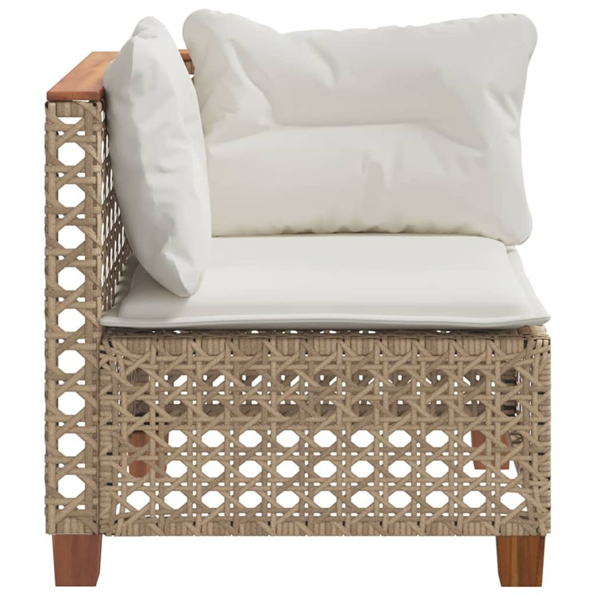 Una sedia angolare da esterno con struttura beige intrecciata, dettagli in legno marrone, cuscino bianco.