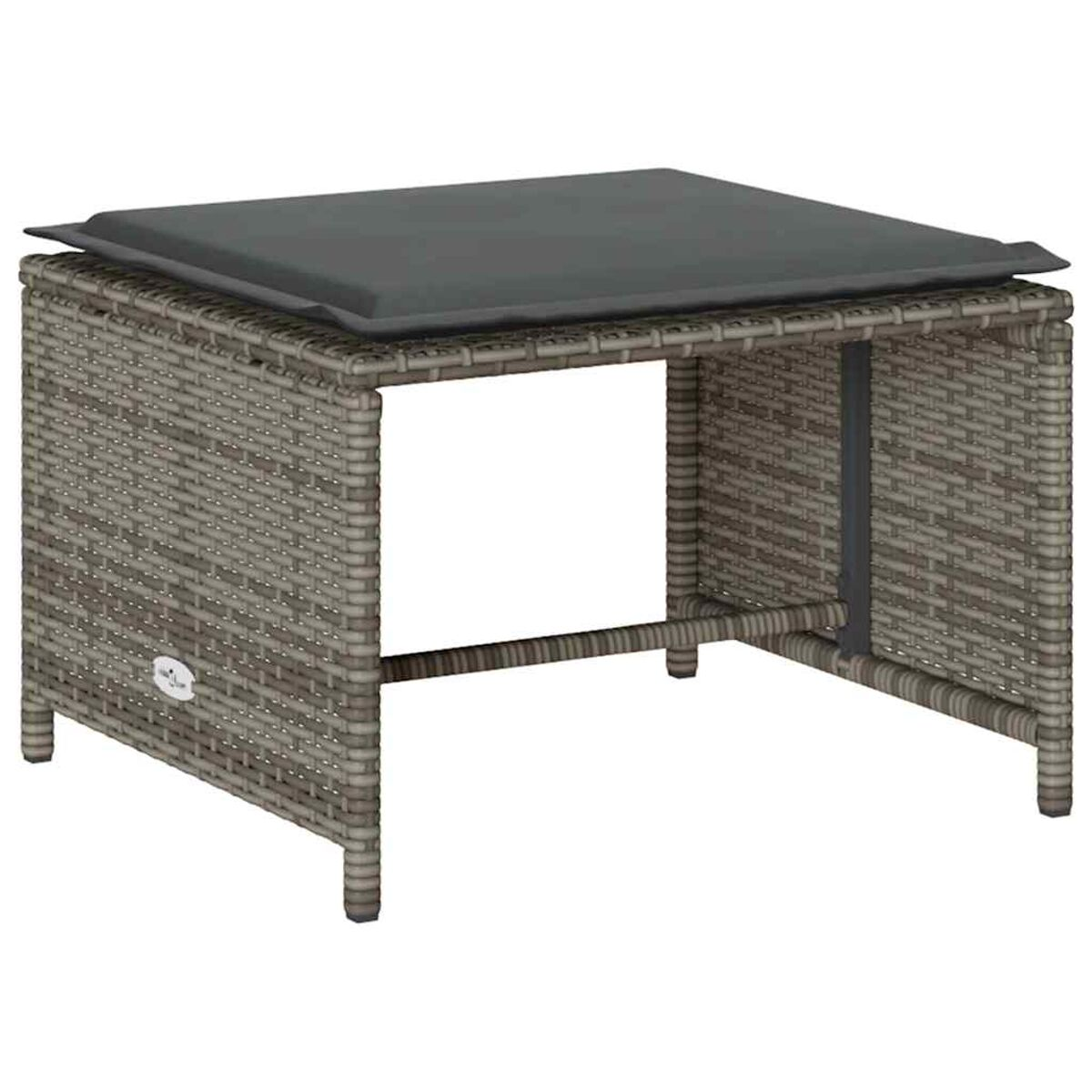 Tavolo quadrato stile vimini con cuscino grigio scuro sopra, su sfondo bianco.