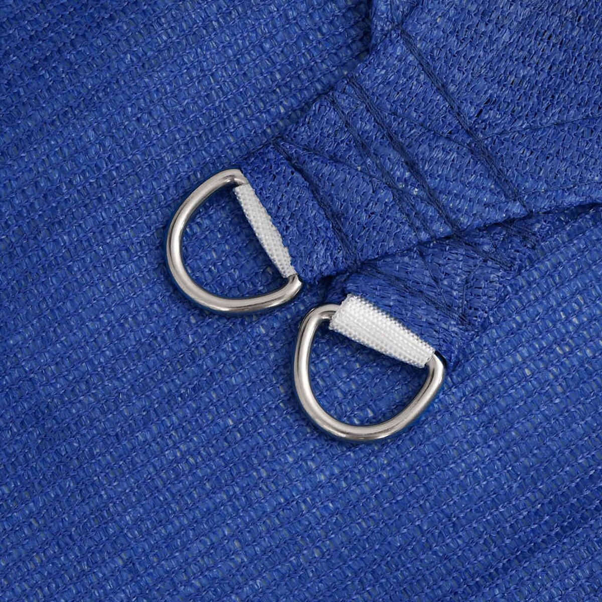 Primo piano di due anelli a D in metallo attaccati a un tessuto blu, utilizzati per vele ombreggianti o applicazioni simili.