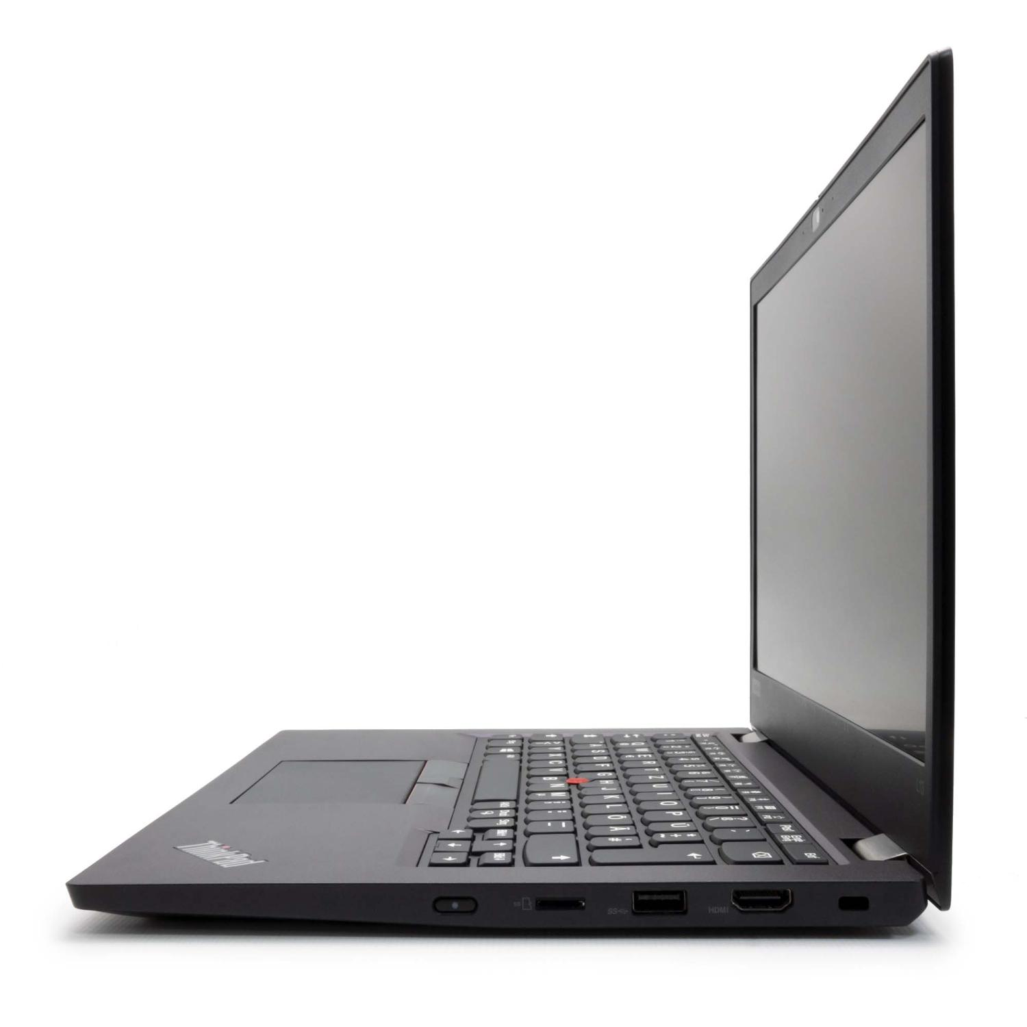 Schwarzer Laptop auf Weiß. Seitenansicht, offen. Tastatur sichtbar, minimalistisches Design.