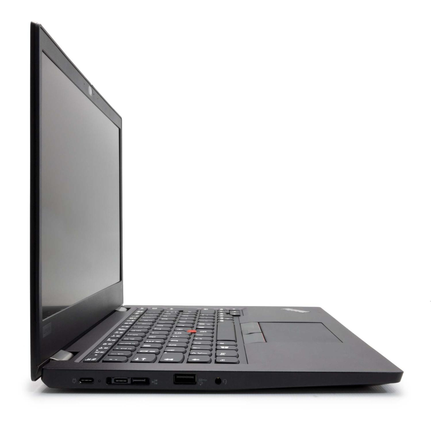 Schwarzer Laptop, Seitenansicht, auf weißem Hintergrund. Tastatur, Bildschirm sichtbar.