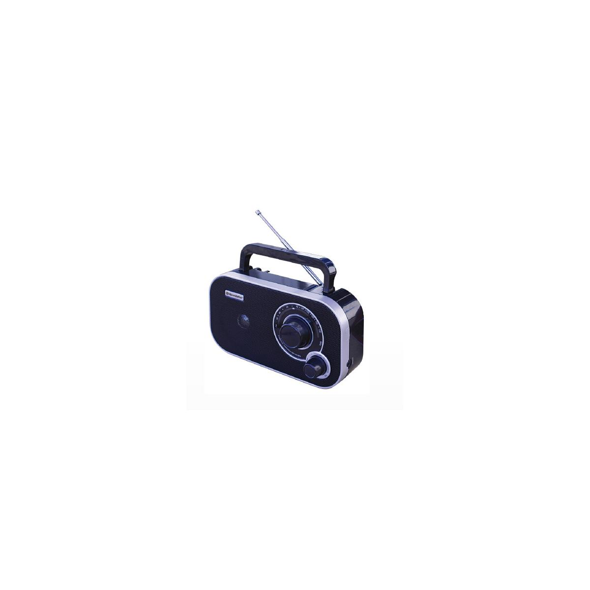 Una piccola radio nera e argento in stile retrò con maniglia e antenna su sfondo bianco.