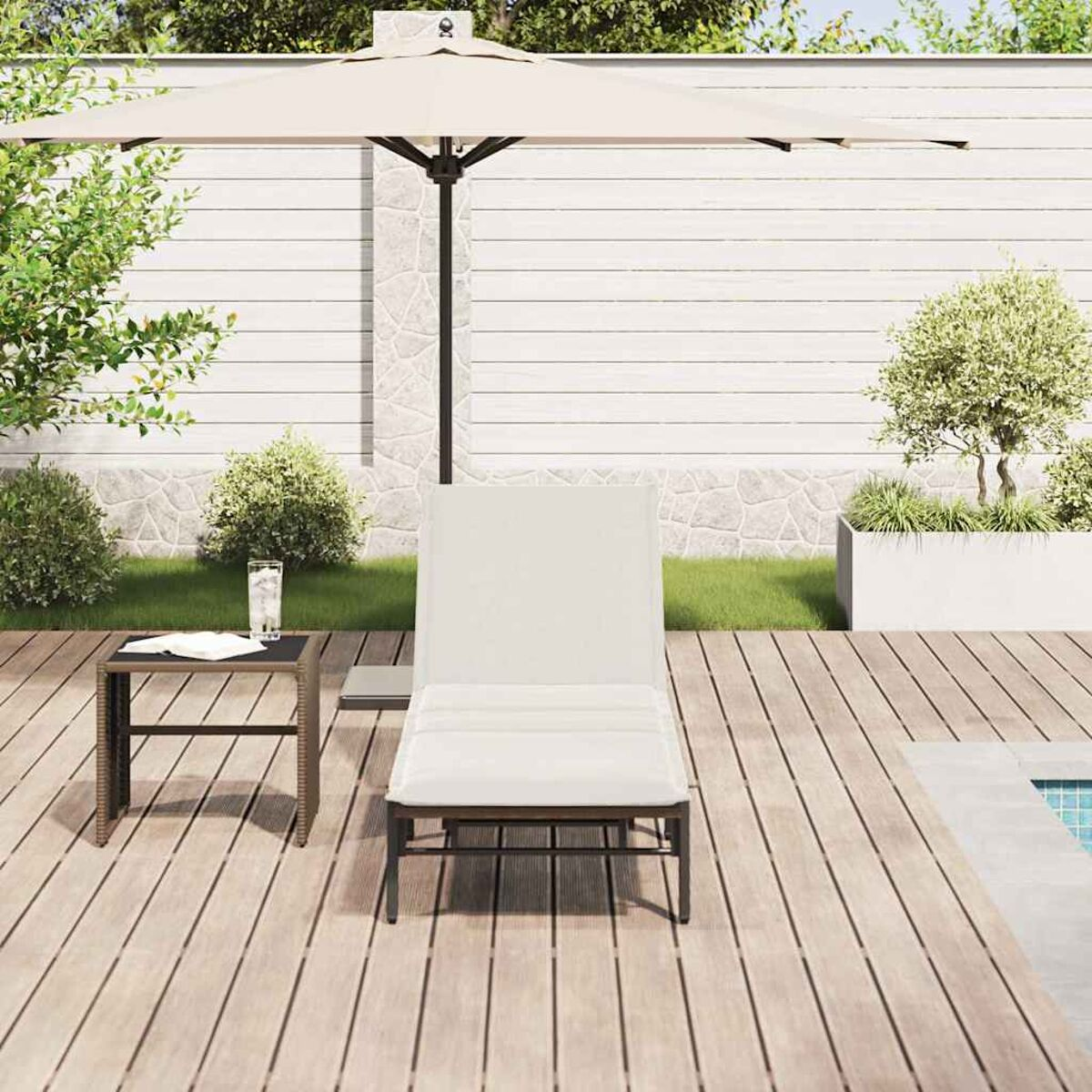 Una scena del patio. Sdraio bianco, tavolino e ombrellone su terrazza in legno vicino a una piscina.