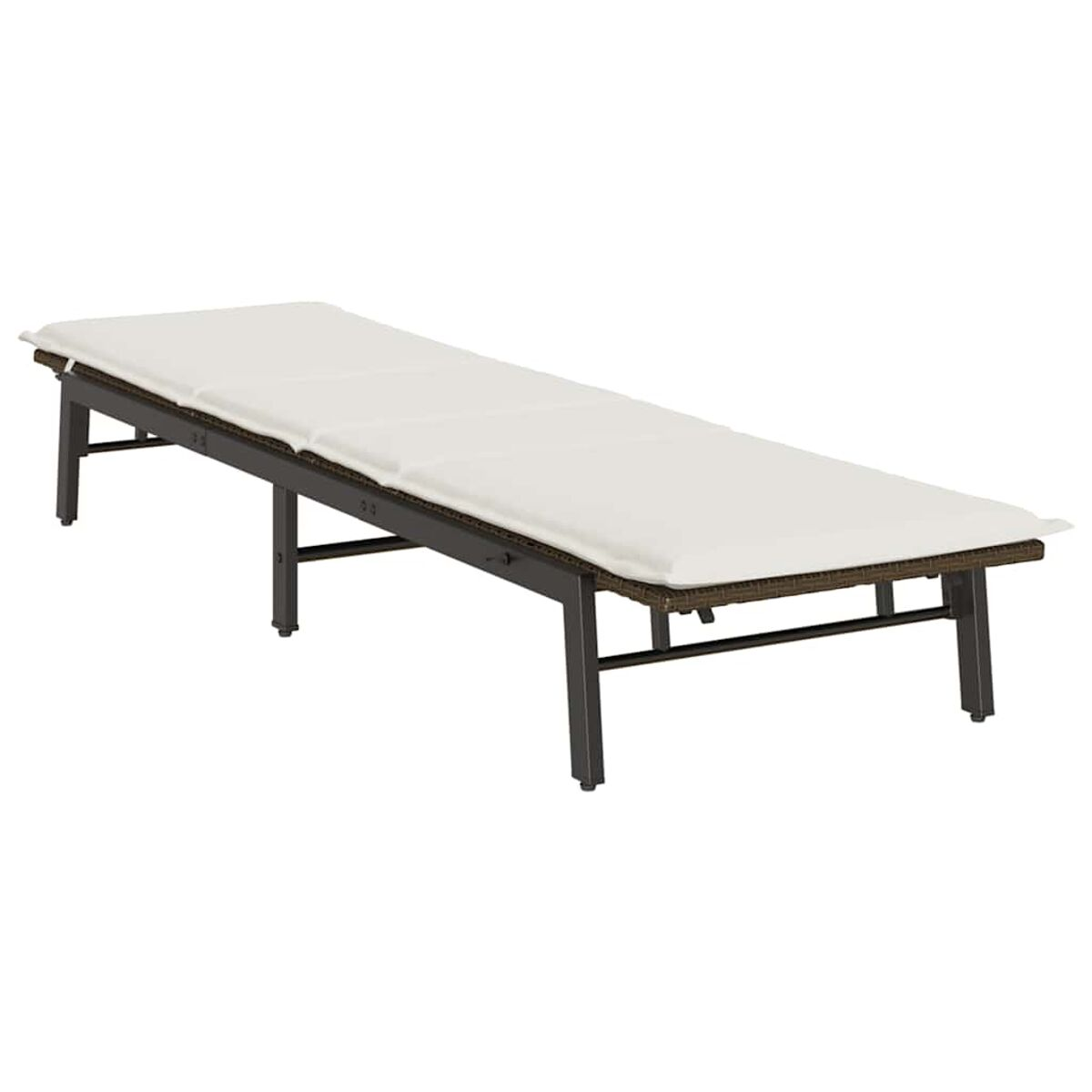 Una lunga sedia a sdraio da esterno con un cuscino bianco su una struttura in vimini marrone scuro.