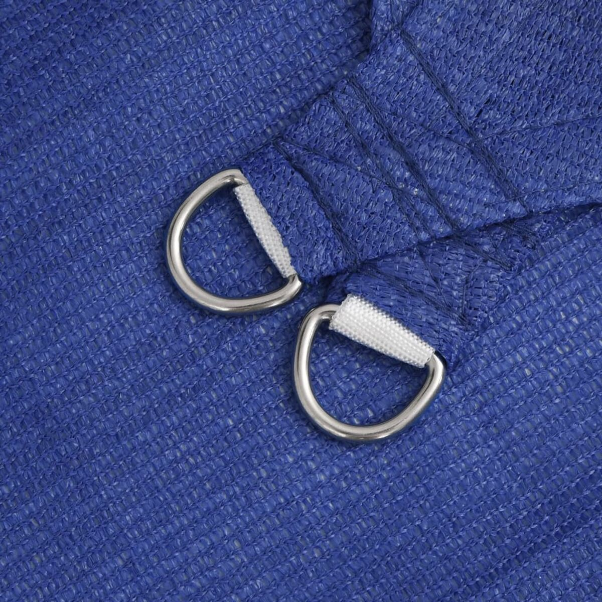 Primo piano di tessuto parasole blu con anelli metallici e cordoncini bianchi per il fissaggio.