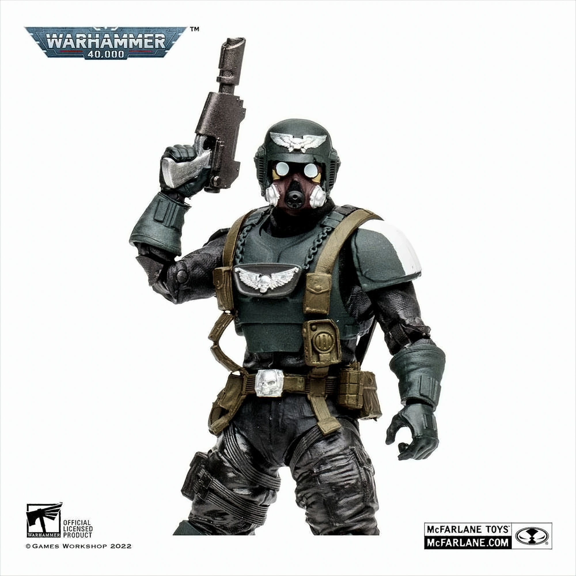 Warhammer 40.000 Actionfigur eines Soldaten. Dunkelgrüne Rüstung, erhobene Waffe.