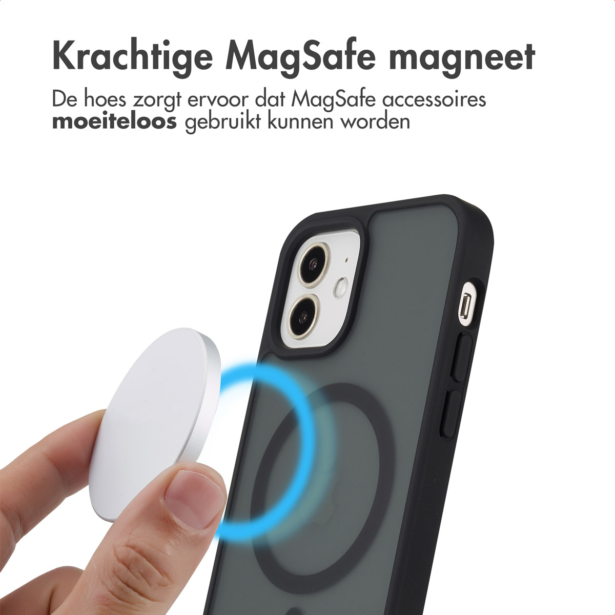 Een hand houdt een telefoonhoesje vast met een zwarte MagSafe-ring en een zilveren MagSafe-accessoire.