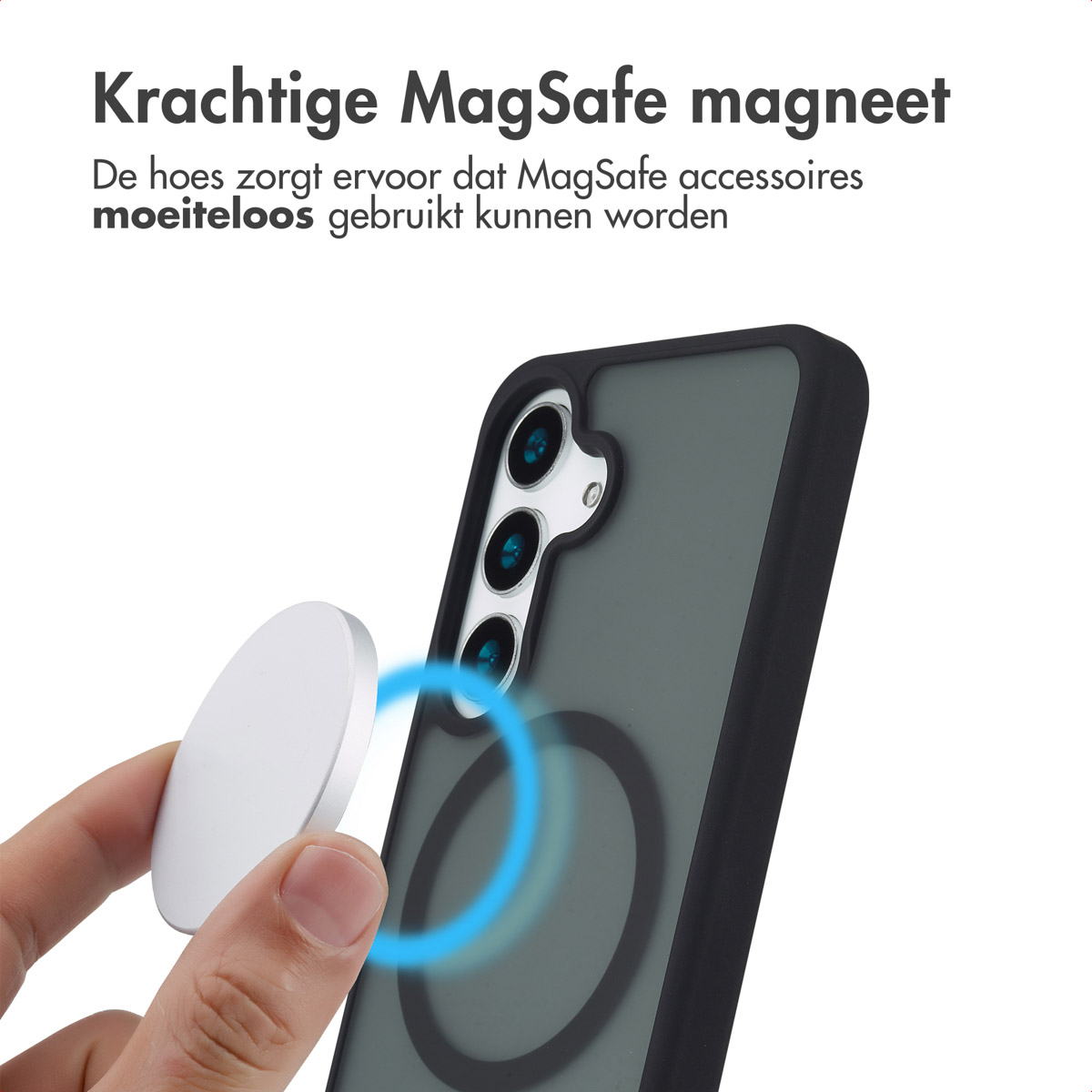 Mano che posiziona accessorio MagSafe bianco sulla custodia. Anello nero.