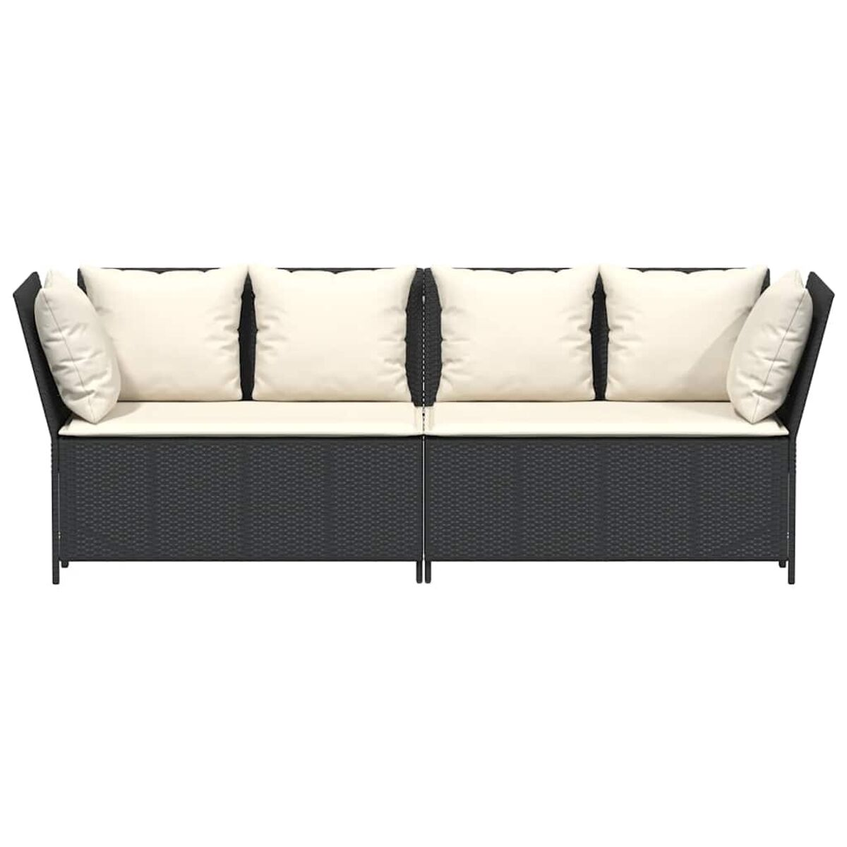 Divano in rattan scuro con cuscini color crema.