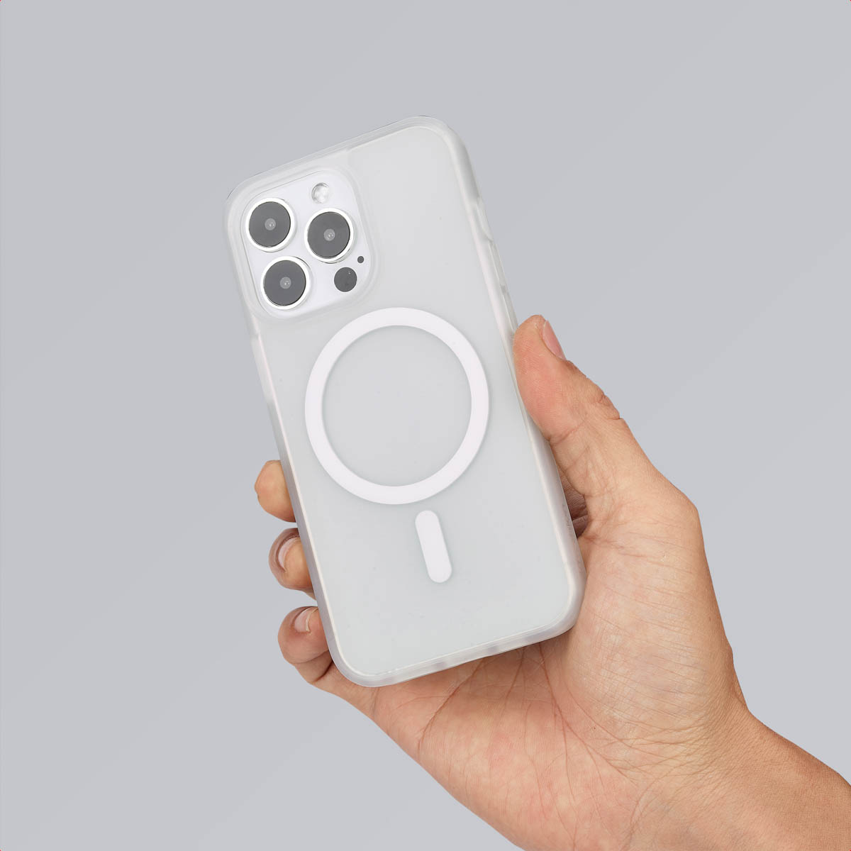 Hand die een smartphone vasthoudt in een doorzichtige hoes met een witte ring.