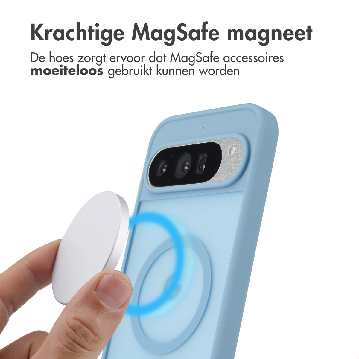 Hand houdt witte MagSafe accessoire bij een telefoonhoes, met blauw licht rond de cirkel.