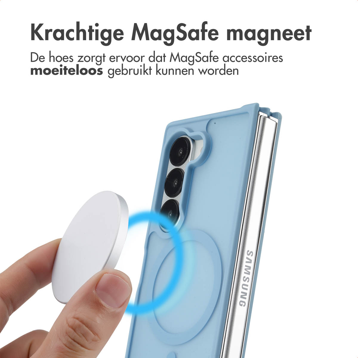 Hand die een blauwe opvouwbare telefoonhoes vasthoudt met een wit magnetisch accessoire.