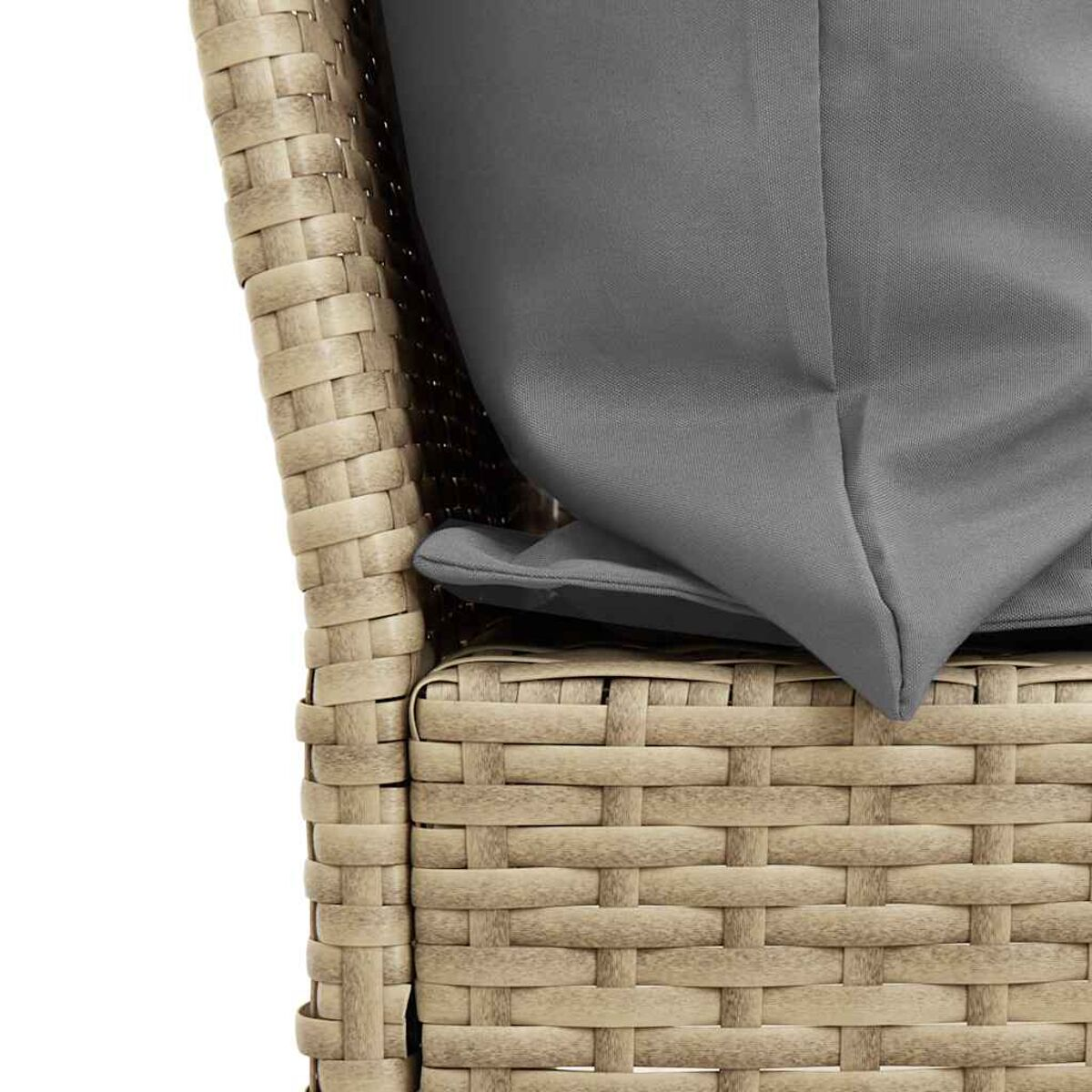 Primo piano della struttura beige intrecciata di una sedia con un cuscino grigio.