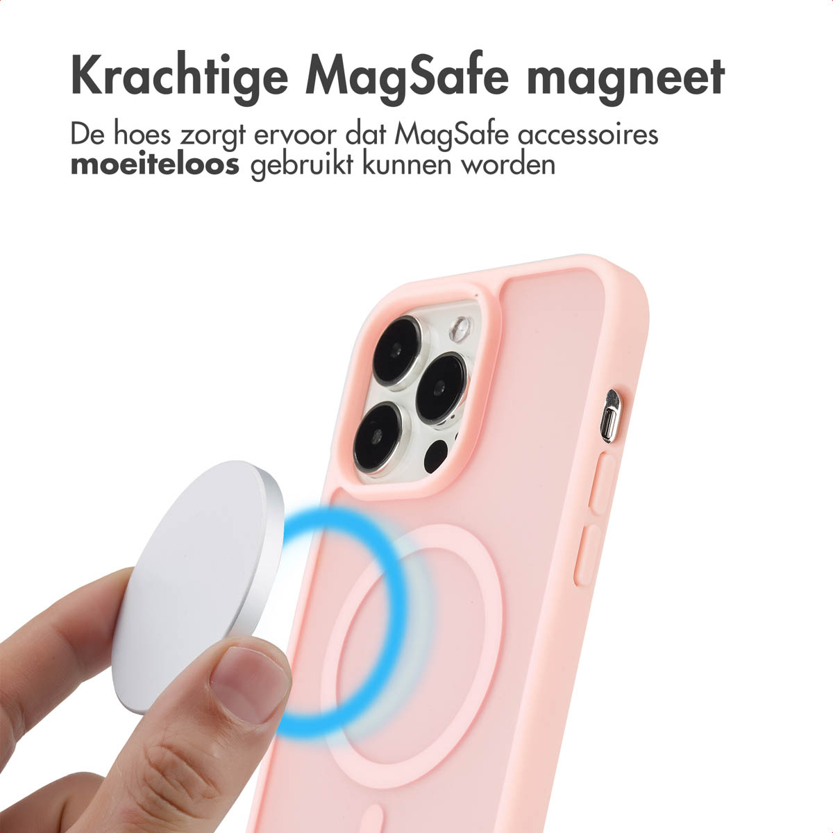 Une main tenant une coque de téléphone rose avec un anneau magnétique avec un accessoire MagSafe blanc.