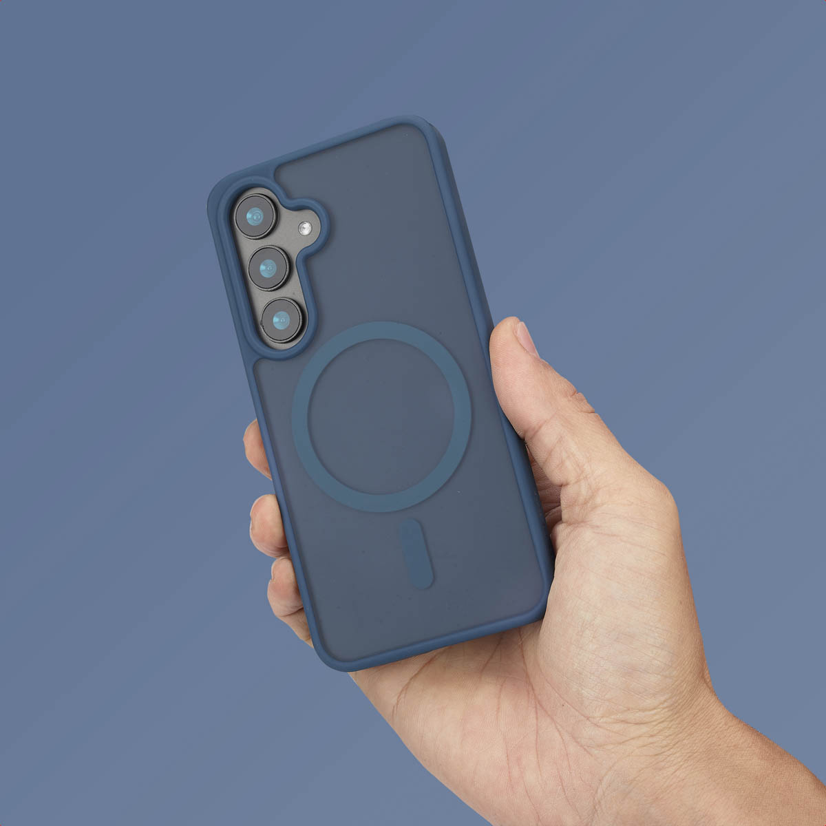 Hand die een donkerblauwe telefoon vasthoudt met een bijpassende hoes, met een MagSafe-ring op de achterkant.