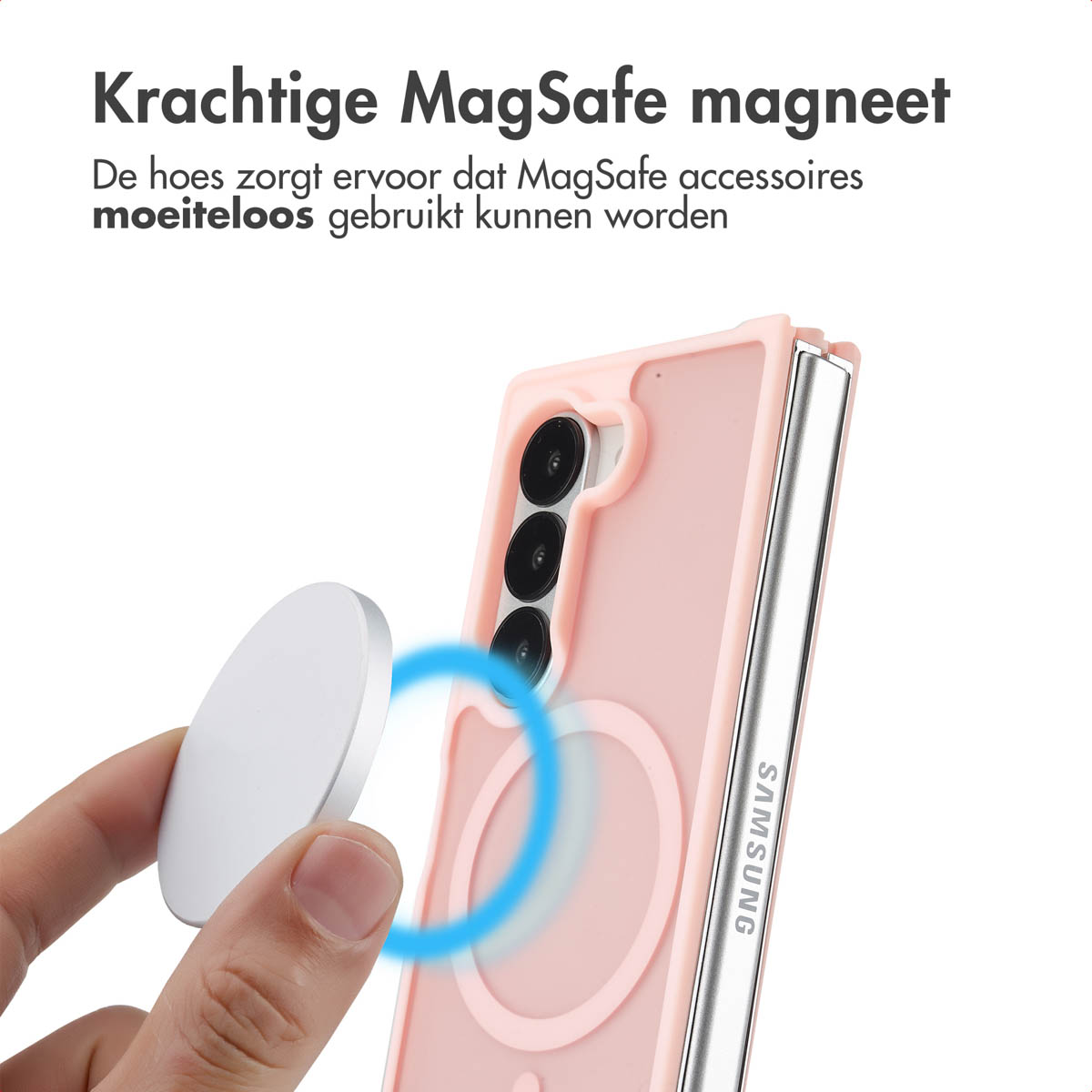 Hand die een zilveren MagSafe-accessoire vasthoudt bij een roze telefoonhoes.