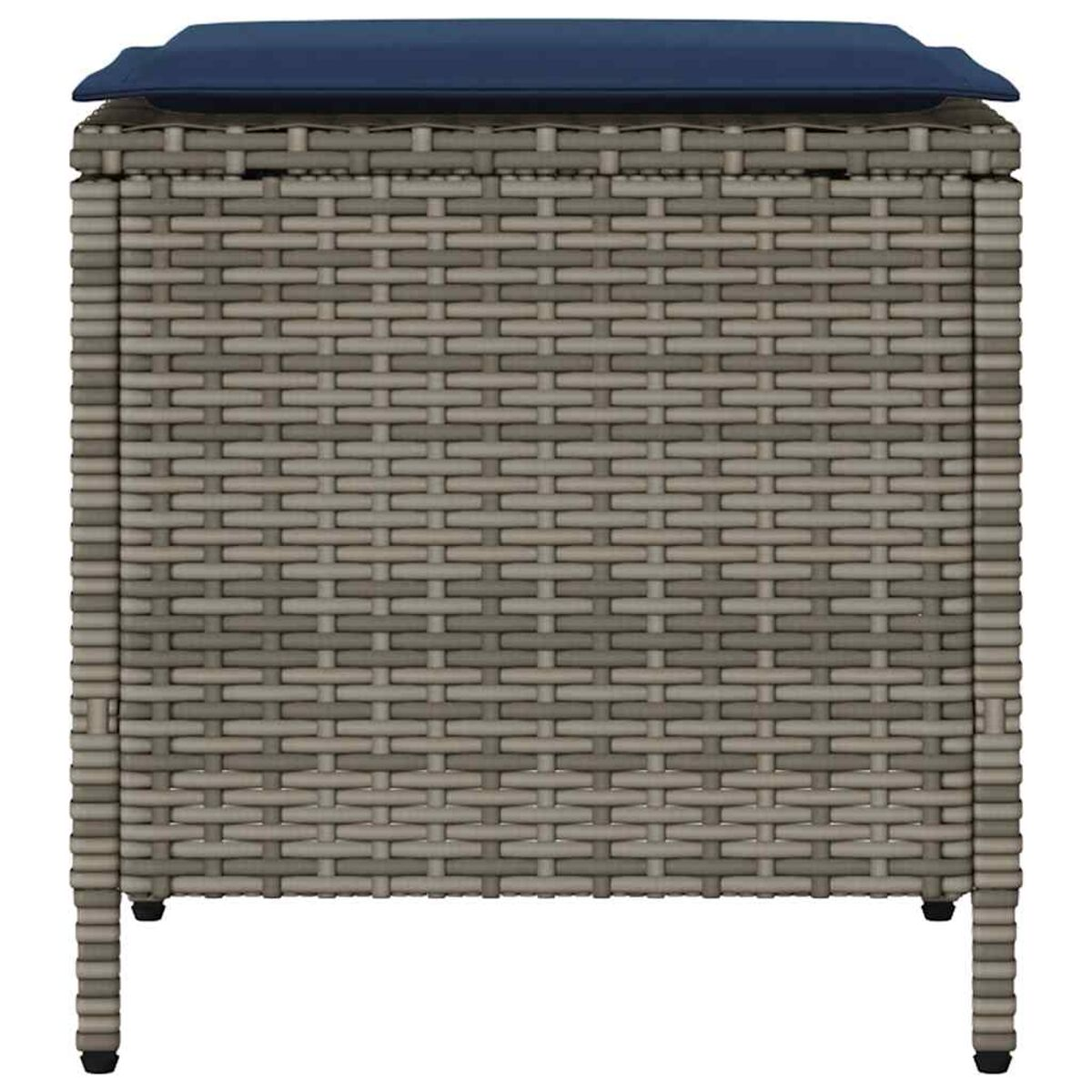 Contenitore in vimini con cuscino blu. Sfumature grigie e blu. Sfondo bianco.