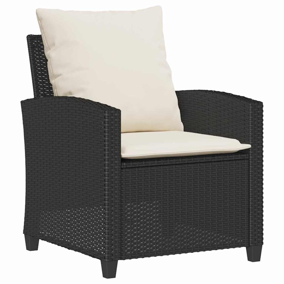 Una sedia in vimini nera con cuscino e cuscino color crema, su sfondo bianco. La sedia ha quattro gambe.