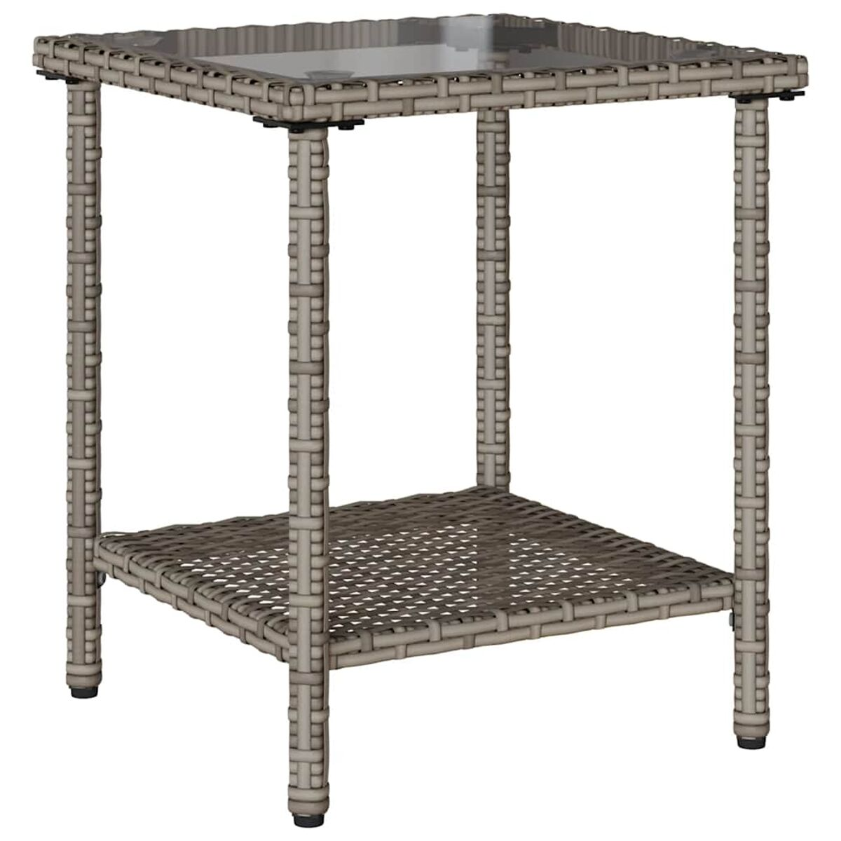 Tavolino quadrato in rattan grigio. Ha un piano in vetro e un ripiano. Su sfondo bianco.