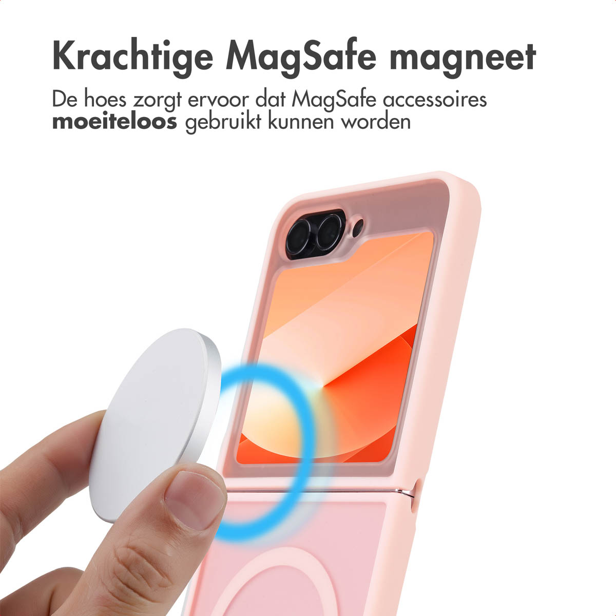 Een hand die een roze telefoonhoes vasthoudt, met een magnetische oplader die in de buurt van een open telefoon zweeft.