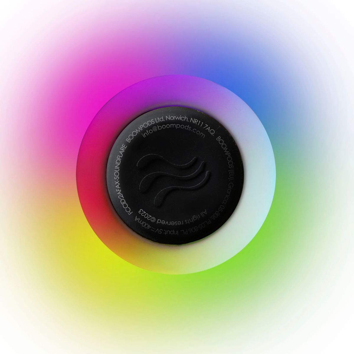 Czarne okrągłe urządzenie z kolorowym pierścieniem światła.