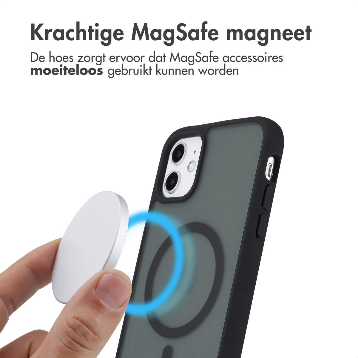 Main tenant une coque avec un accessoire magnétique blanc attaché.