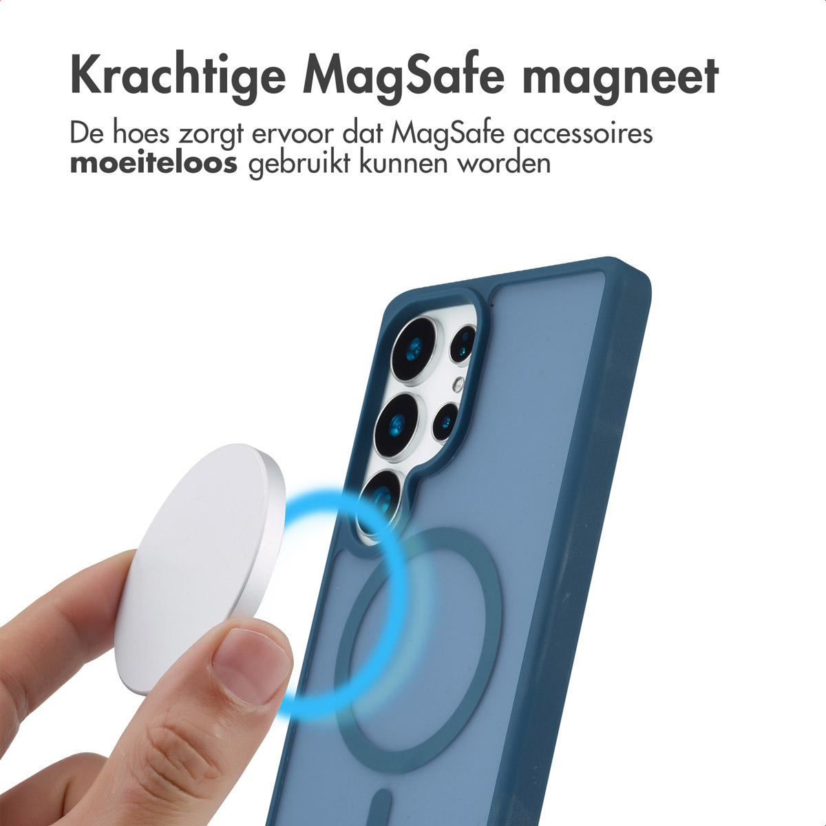 Main tenant un accessoire MagSafe argenté près d'une coque bleue.