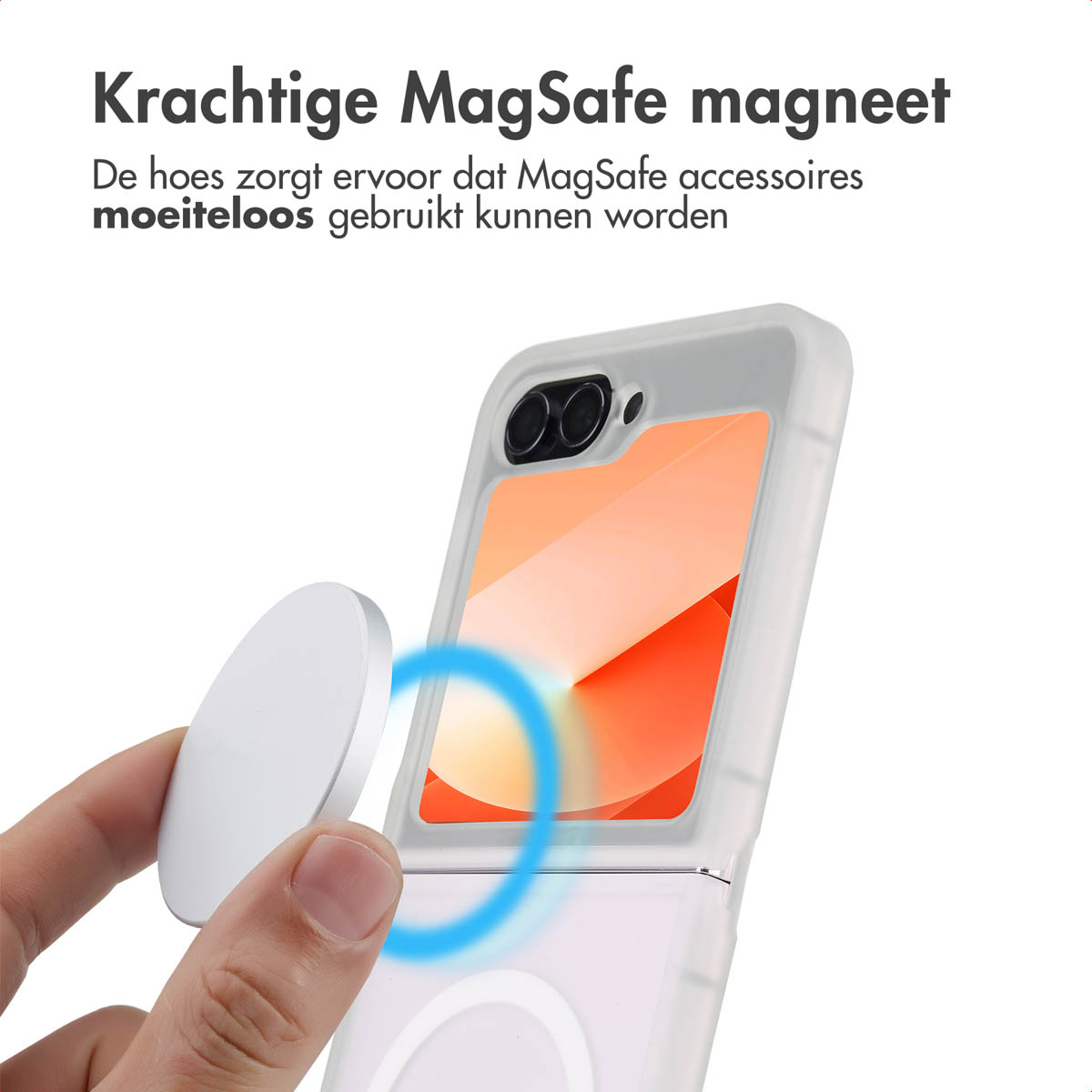 Een hand houdt een telefoonhoesje vast met een witte MagSafe-ring en een zilveren MagSafe-accessoire.