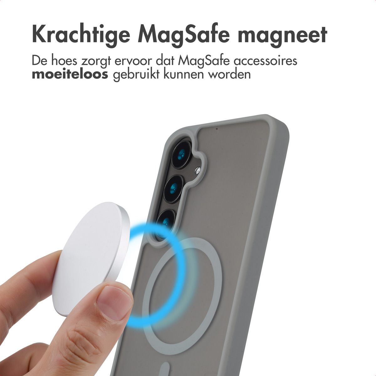 Hand houdt witte MagSafe accessoire bij een telefoonhoes, met blauw licht rond de cirkel.