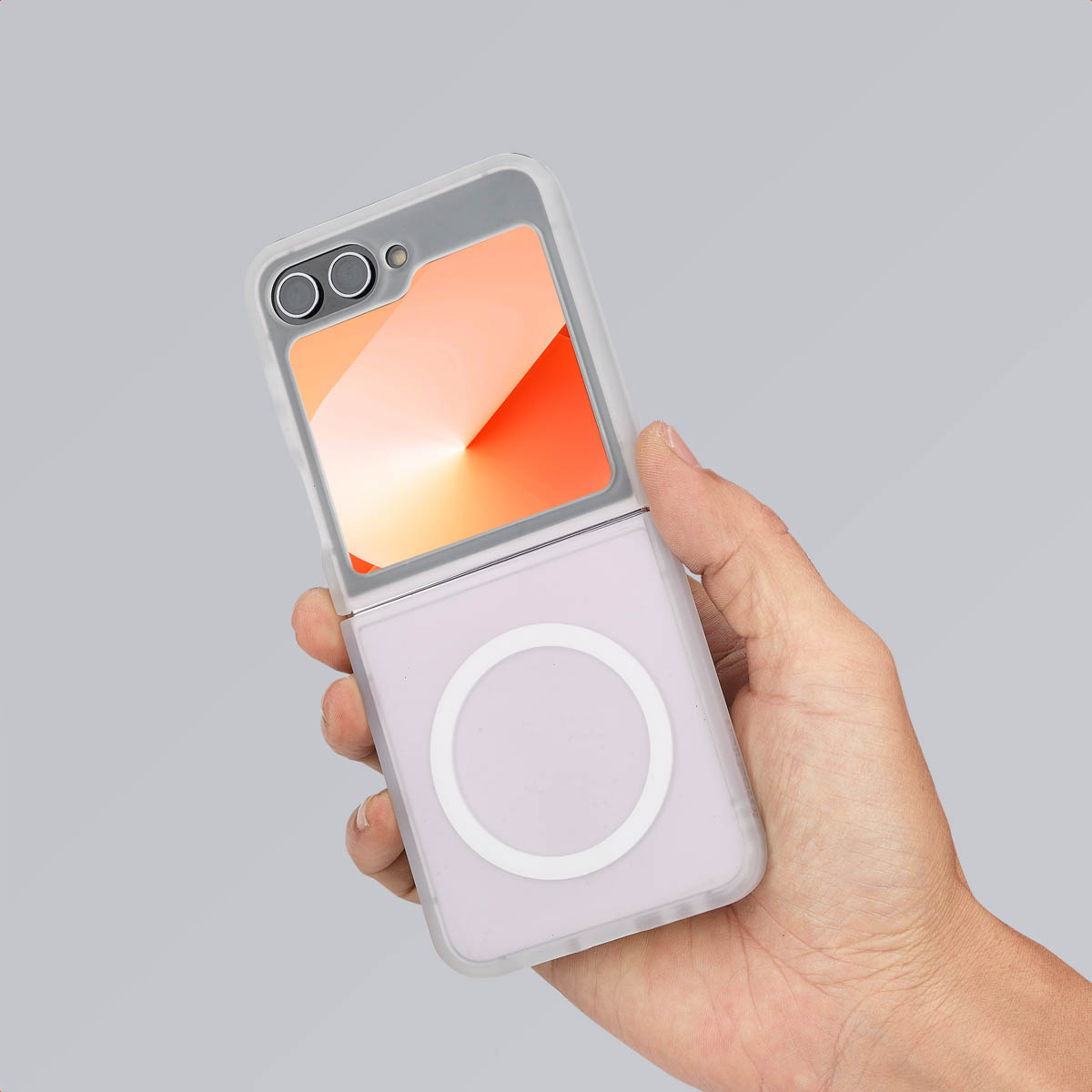 Hand die een opvouwbare telefoon met hoes vasthoudt, met een oranje en wit scherm, lichte achtergrond.