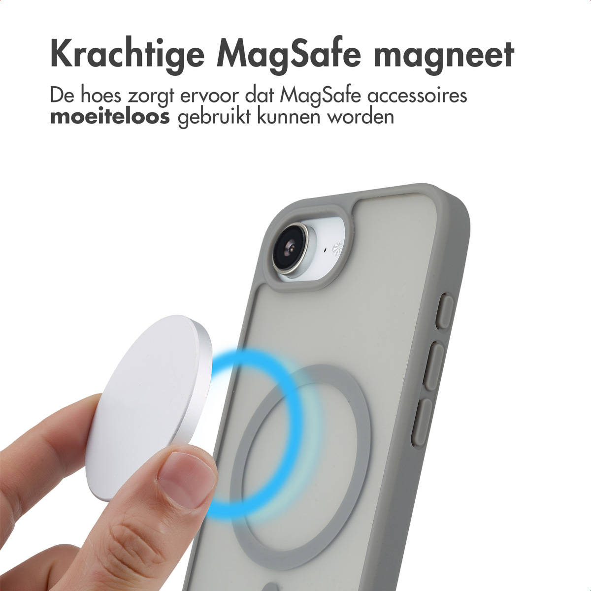 Hand die een MagSafe-accessoire vasthoudt in de buurt van een telefoonhoesje, de magnetische verbinding tonend.