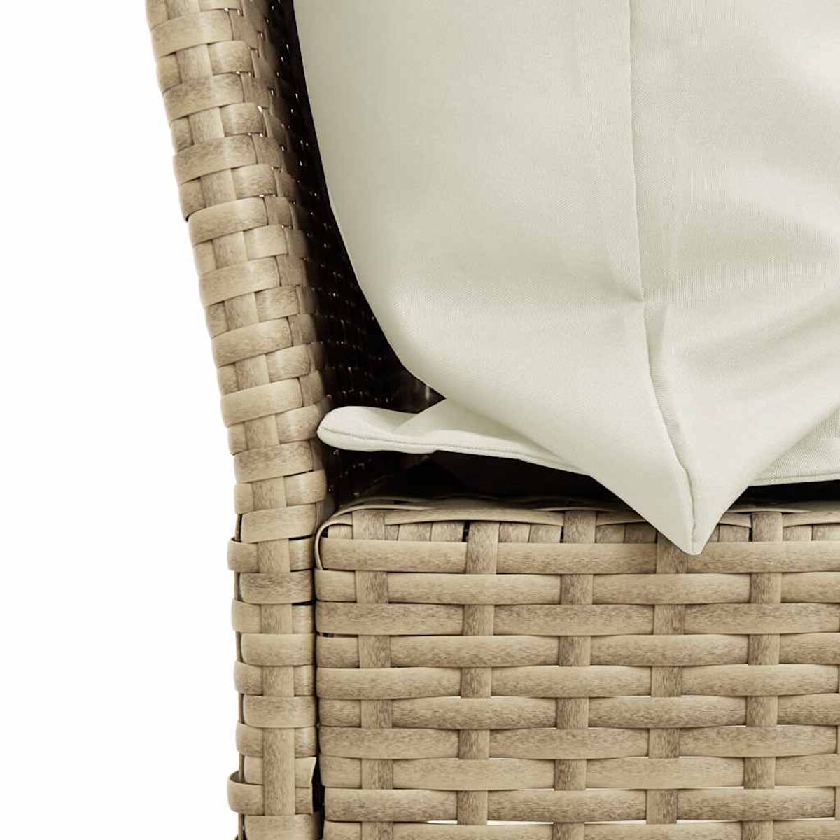 Primo piano di un cuscino beige su una sedia in rattan, che mostra la trama intrecciata.