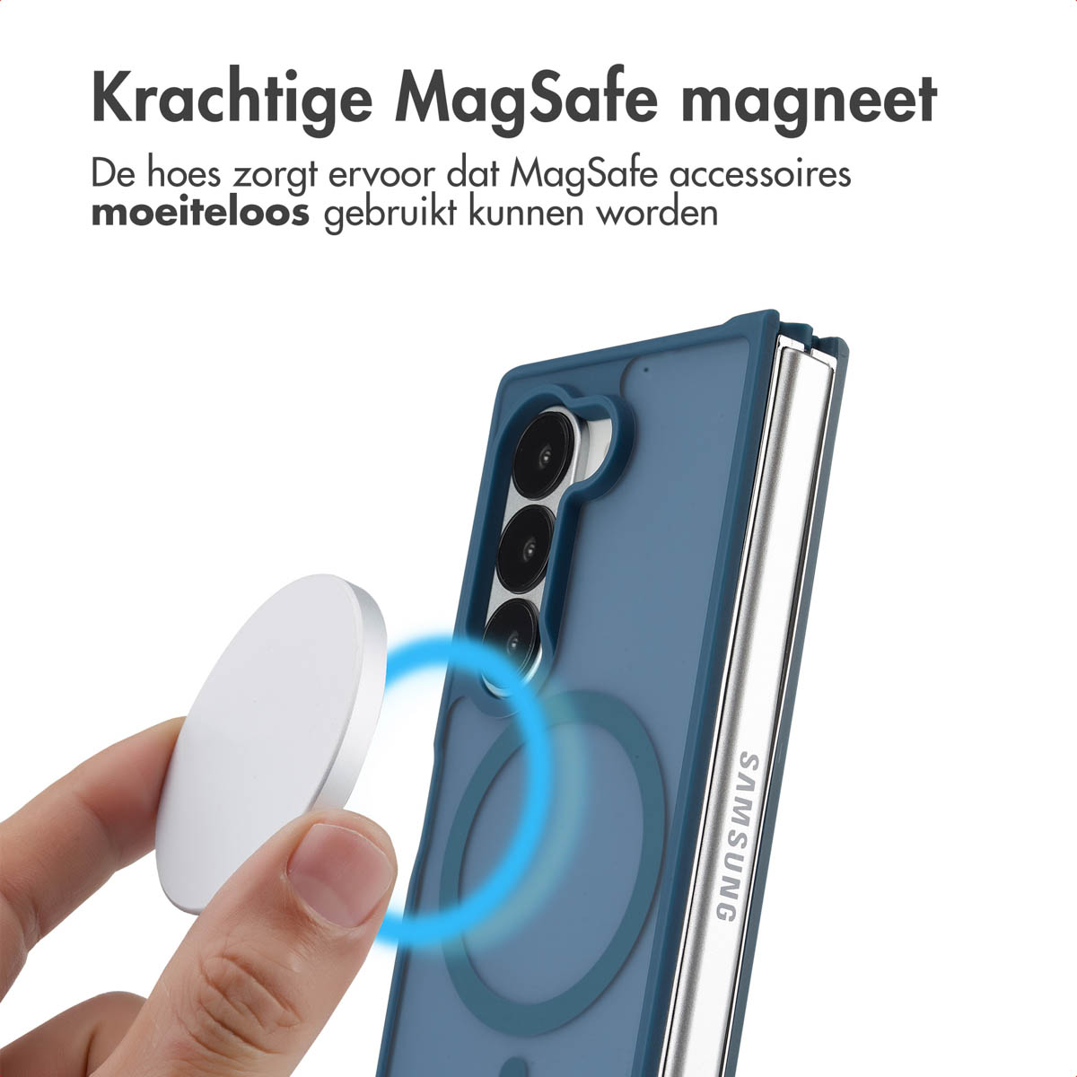 Hand die een magnetische schijf vasthoudt bij een blauwe telefoonhoes. Tekst: MagSafe-magneet. Hoes heeft camera.