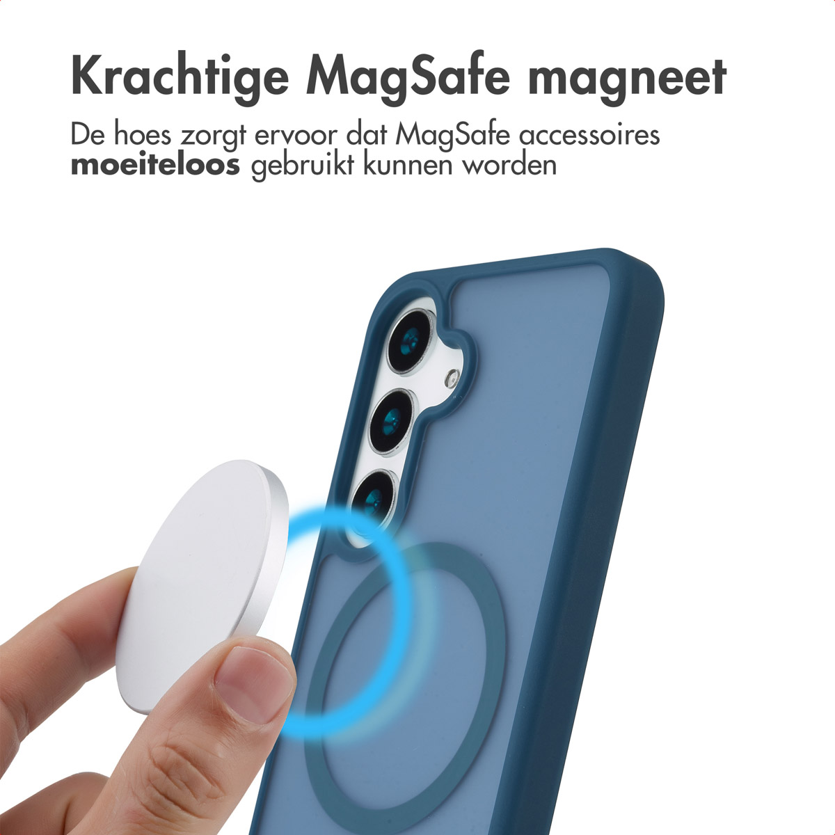 Mano che tiene un telefono con una custodia blu e un caricatore MagSafe bianco. Testo: 'Kractige MagSafe magneet'.