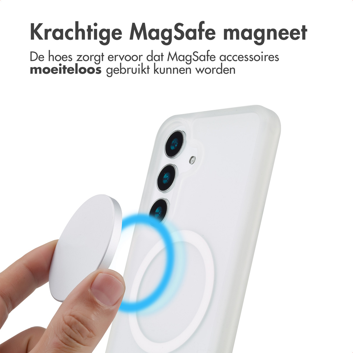 Mano tiene custodia rosa con cerchio MagSafe e tre lenti, su sfondo rosa.
