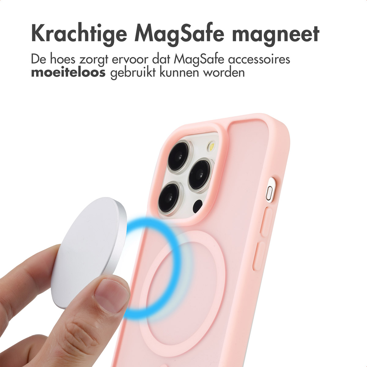 Een hand die een MagSafe-accessoire vasthoudt in de buurt van een telefoonhoesje, de magnetische verbinding tonend.